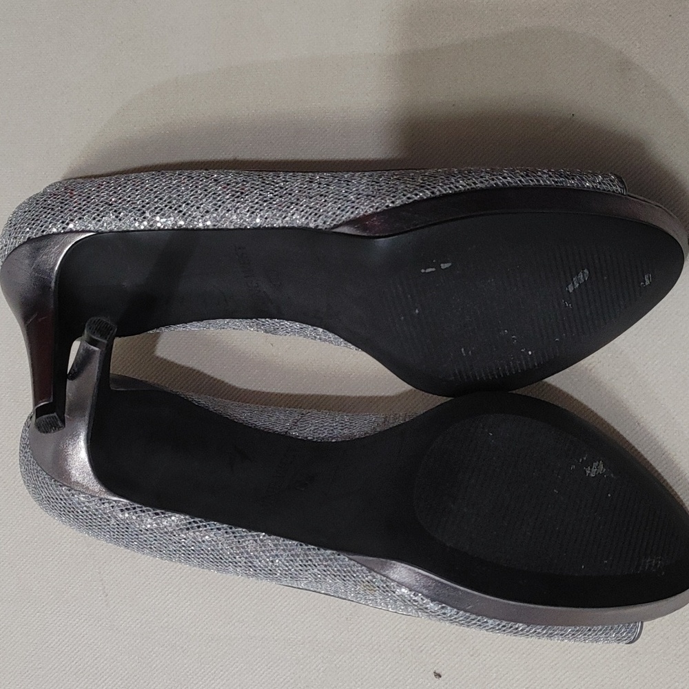 Nine West size 8 pumps - Picture 4 of 4